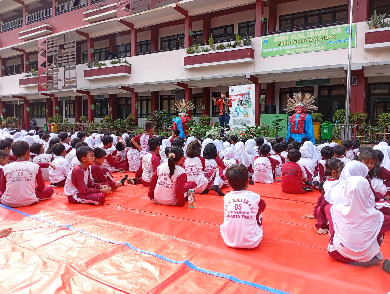 Wisata LiterAsyik Ke SDN Kalisari 05